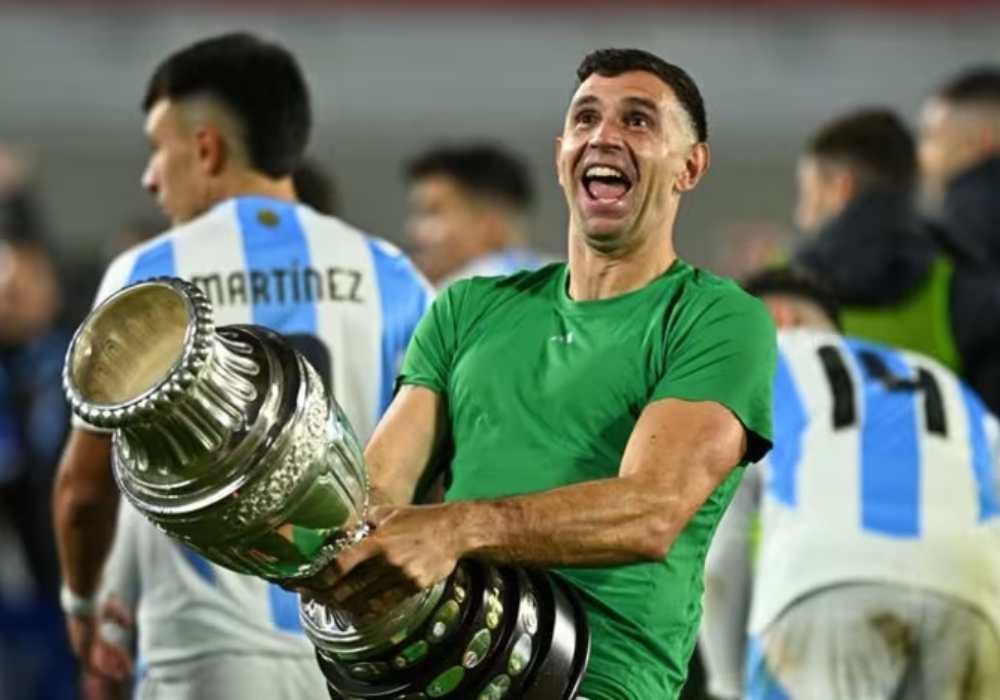 Emiliano Martinez dihukum FIFA